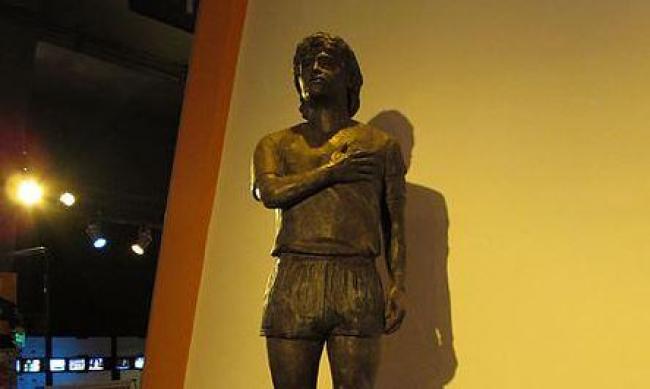 Diego/https://commons.wikimedia.org/wiki/File:Estatua_Maradona.JPG