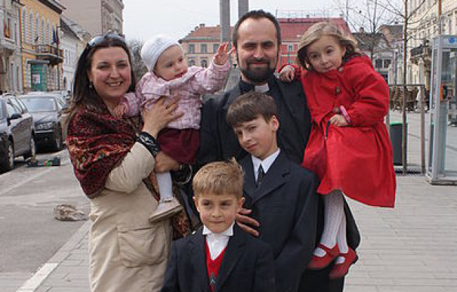 familia/https://commons.wikimedia.org/wiki/File:Catholic_priest_with_his_Family.jpg