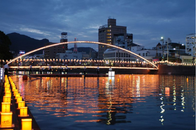 farol/https://commons.wikimedia.org/wiki/File:Obon_albuquerqe_bridge.jpg