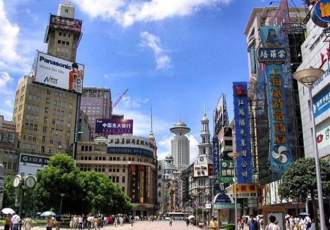 mercado/https://commons.wikimedia.org/wiki/File:Shanghai_-_Nanjing_Road.jpeg