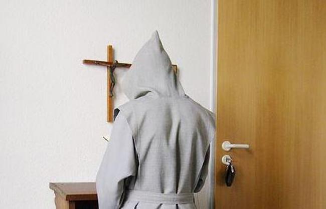 trapa/https://commons.wikimedia.org/wiki/File:Trappist_praying_2007-08-20_dti.jpg