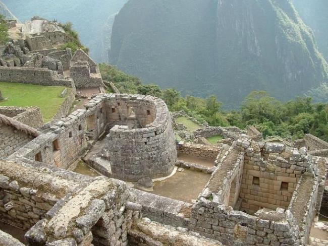 https://commons.wikimedia.org/wiki/File:Machupicchu_intihuatana.JPG