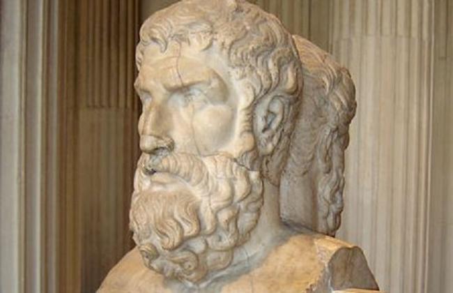 Epicuro/https://commons.wikimedia.org/wiki/File:Epicurus_Louvre.jpg 