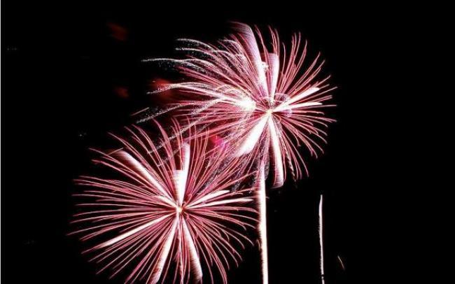 fuegos/https://commons.wikimedia.org/wiki/File:Fireworks_5049.jpg