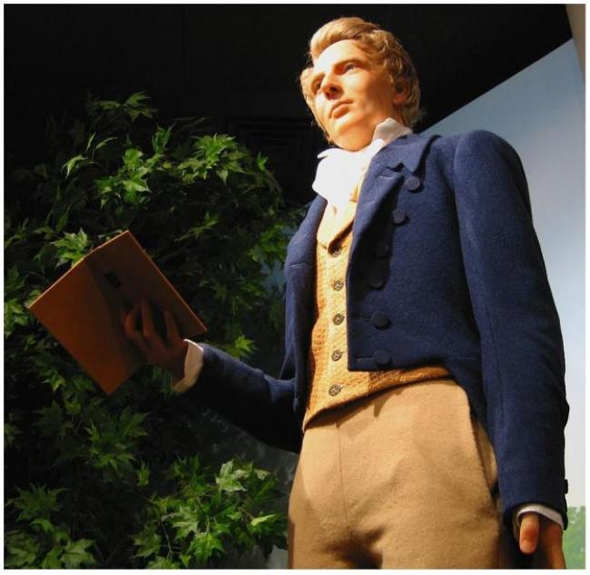 Figura de José Smith que sostiene un ejemplar del Libro de Mormón en La Iglesia de Jesucristo de los Santos de los Últimos Días